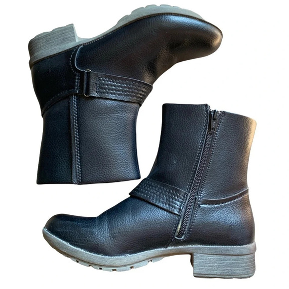 Clarks • Riddle Wonder Ankle Boots - Picture 2 of 9